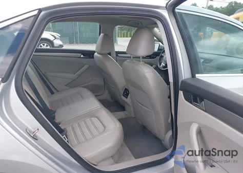 2015 Volkswagen Passat Se z USA, uszkodzony, nr VIN 1VWBS7A37FC013983